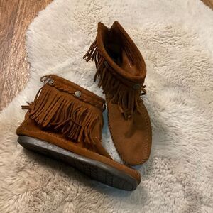 Minnetonka 6 Layer Fringe Bootie Suede High Top Back Zip Ankle Boots‎ Moccasin